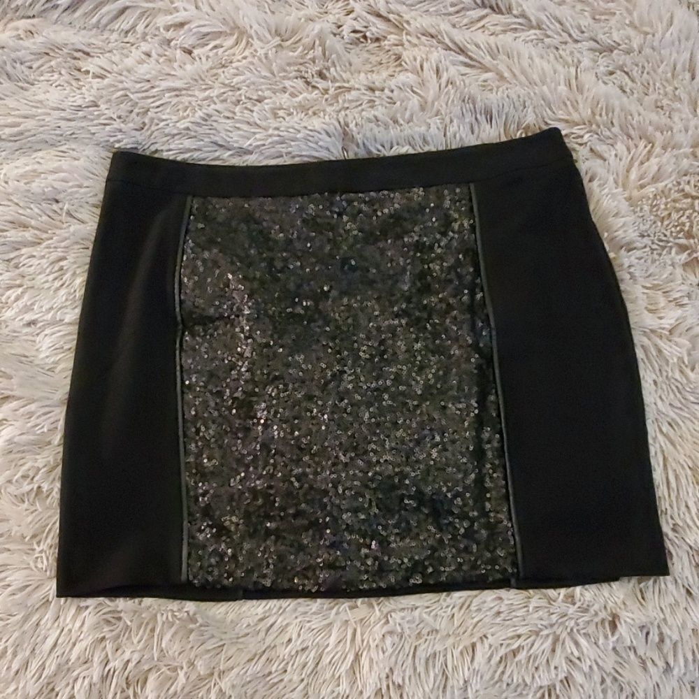 NWOT---Kensie black skirt with front sequin detail